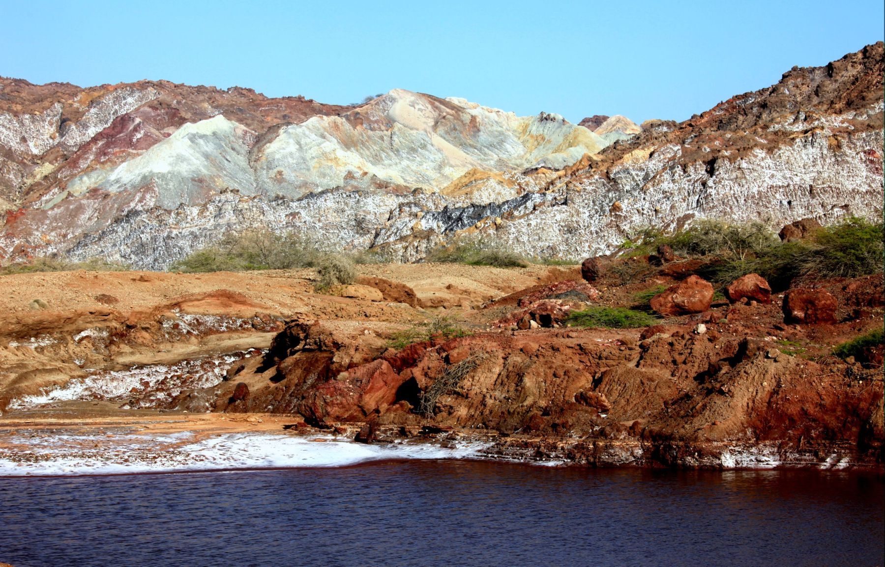 Hormuz Island in the Persian Gulf, Iran. Photo by ninara via Wikimedia Commons / Flickr, licensed under CC BY-SA 2.0.